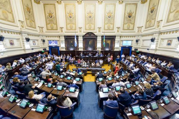 Legislatura aprobó la Ley Fiscal y Kicillof acusó a la oposición de desfinanciarlo
