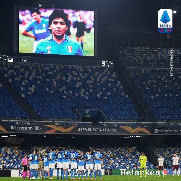 El plantel del Napoli jugó por la UEFA Europa League con la camiseta número 10 y el nombre de Maradona en su espalda