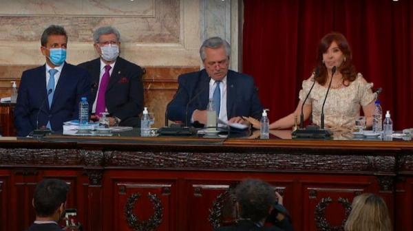 (Asamblea Legislativa) Gritos e interrupciones: Fernández se cruzó con la oposición en medio de su discurso