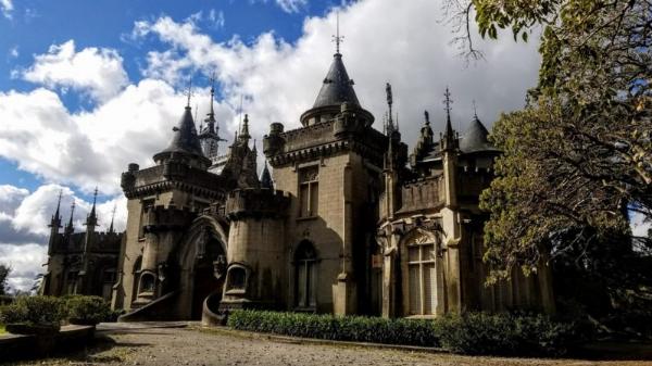 Luján: el Palacio Naveira, un lugar para soñar con la Edad Media y encontrar a la Bella Durmiente
