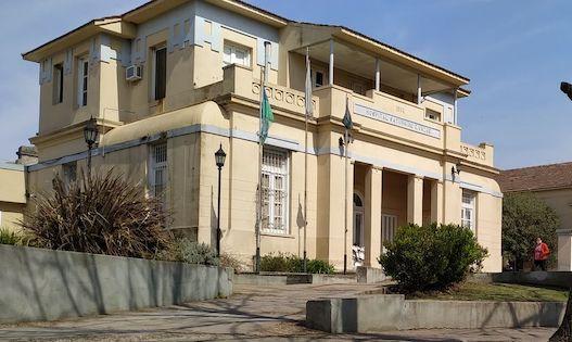 Vecina rojense hizo un descargo púbico por una grave situación vivida en el Hospital Unzué;  «no había médico...para asistirlo y hacer reanimación»