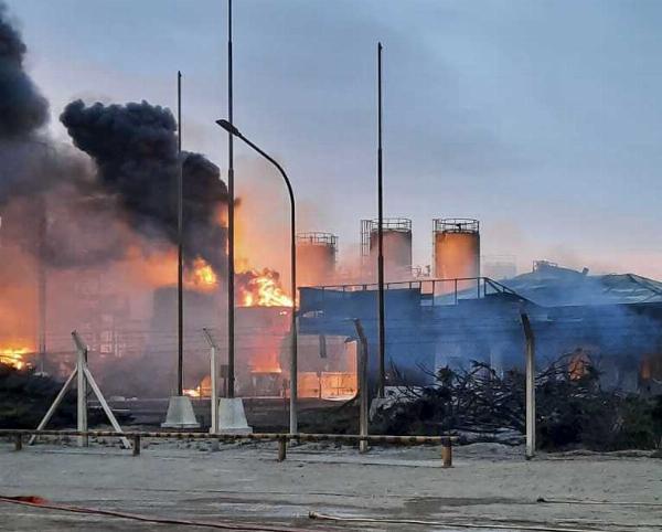 Explosión e incendio en una refinería de Plaza Huincul: tres personas fallecidas y operarios desaparecidos