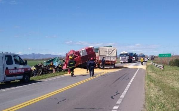 Dos camiones chocaron en la ruta 33 y murió un transportista