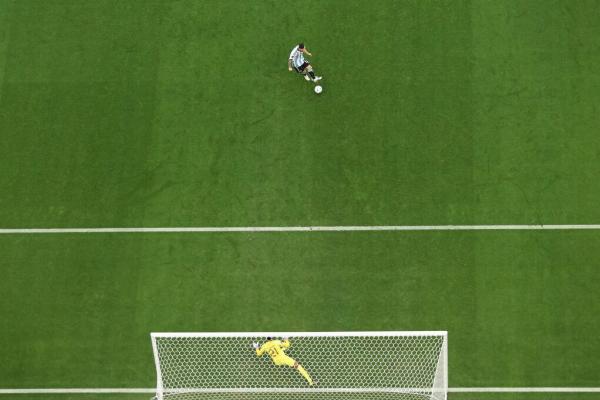  Messi ejecuta y convierte el penal.