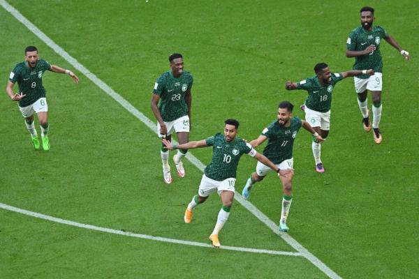  Salem Al Dawsa festeja su gol con sus compañeros. (@FifaWordCup)