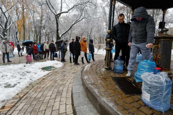 Los ucranianos comienzan a sufrir en el frío y la oscuridad