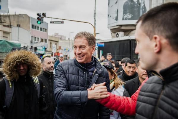  Diego Santilli saluda a vecinos en un distrito del conurbano.