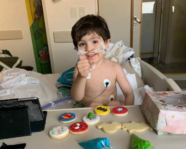  Isidro, en el Hospital Italiano, con ganas de aprender, jugar, vivir. – Instagram: @uncorazonparaisi –