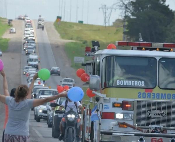  Isidro llegó a Tandil como un héroe, a bordo de una autobomba que encabezó una caravana multitudinaria. – Instagram: @uncorazonparaisi –