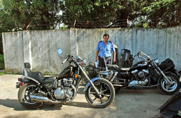 La Harley de Pappo (atrás) y la Kawasaki de su hijo luego del accidente. (Archivo Telam)