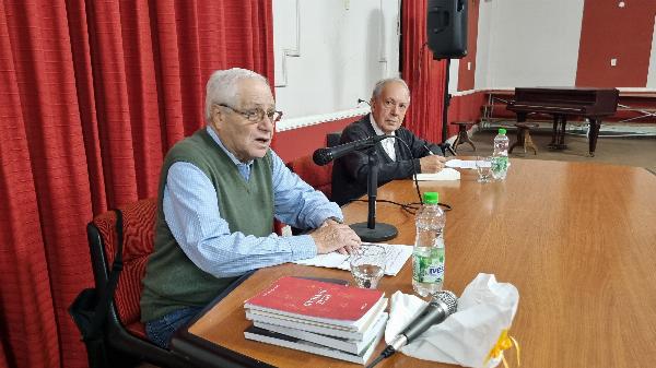 El escritor Carlos Alberto Elbert pasó por Rojas y presentó sus obras