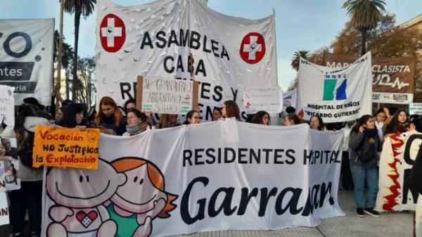 Salud: profesionales del sistema de residencias rechazaron que su esquema laboral pase a ser una beca