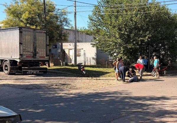Accidente frente a la Escuela 501: una motociclista con heridas de consideración fue trasladada al hospital