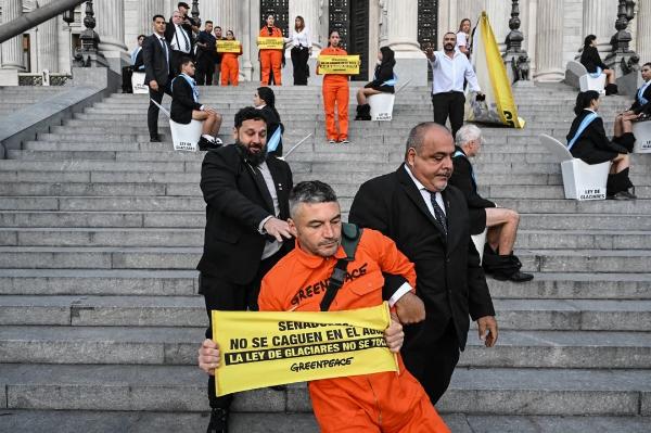 Tensión en el Congreso: Activistas saltaron las rejas en protesta por la Ley de Glaciares y hay detenidos