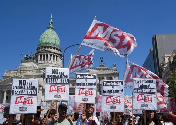 Viernes de caos en el Congreso y el Obelisco: Choques entre la Policía y manifestantes