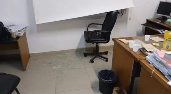 Caos y violencia en los Tribunales de Florencio Varela: Atacaron a un juez y destrozaron el edificio tras un juicio por jurados