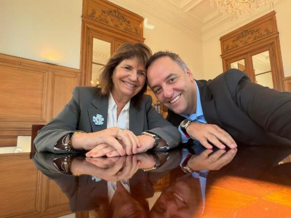 Operativo respaldo: Manuel Adorni se muestra activo junto a Bullrich y Mahiques para disipar la polémica