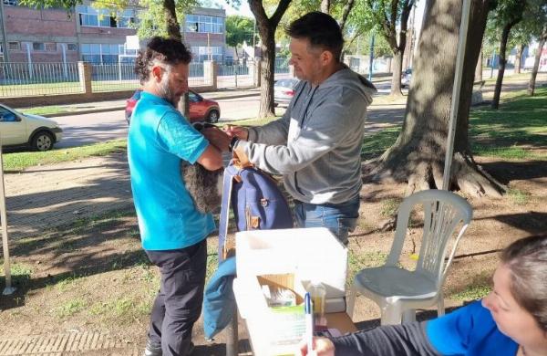 Exitosa jornada de vacunación antirrábica en Plaza Moreno: más de 40 mascotas protegidas