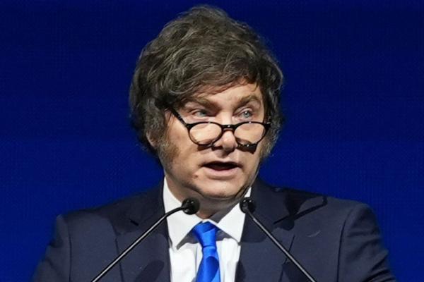 Encuesta bomba: La imagen de Milei cae 13 puntos y el peronismo lo alcanza en intención de voto