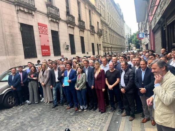 Emergencia alimentaria: Intendentes bonaerenses marchan a Capital Humano por fondos adeudados