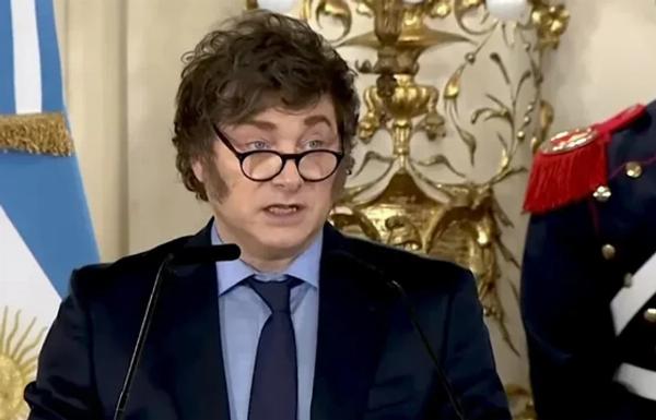 Milei anunció en la Bolsa de Cereales la baja de retenciones a la soja, el trigo y la cebada, y arancel cero para la industria