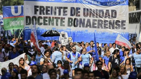 Paritaria trabada: Axel Kicillof ofertó una suba del 2,5% a docentes y estatales, pero los gremios lo rechazaron de plano