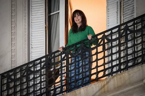 La Justicia ordenó el embargo preventivo del departamento de San José 1111 y otros inmuebles vinculados a Cristina Kirchner