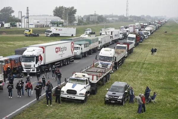 El Sindicato de Fleteros advierte con profundizar protestas en puertos bonaerenses por el conflicto en Arribeños
