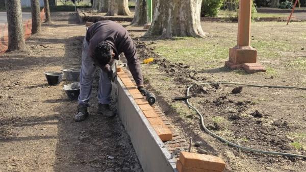 Trabajos de renovación en la Plaza Néstor Delfino de Carabelas