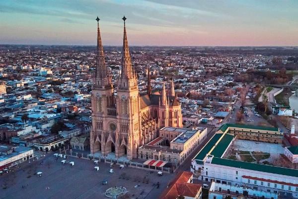 Luján lanzó una plataforma digital con más de doscientos alojamientos y servicios para la visita histórica del Papa León XIV